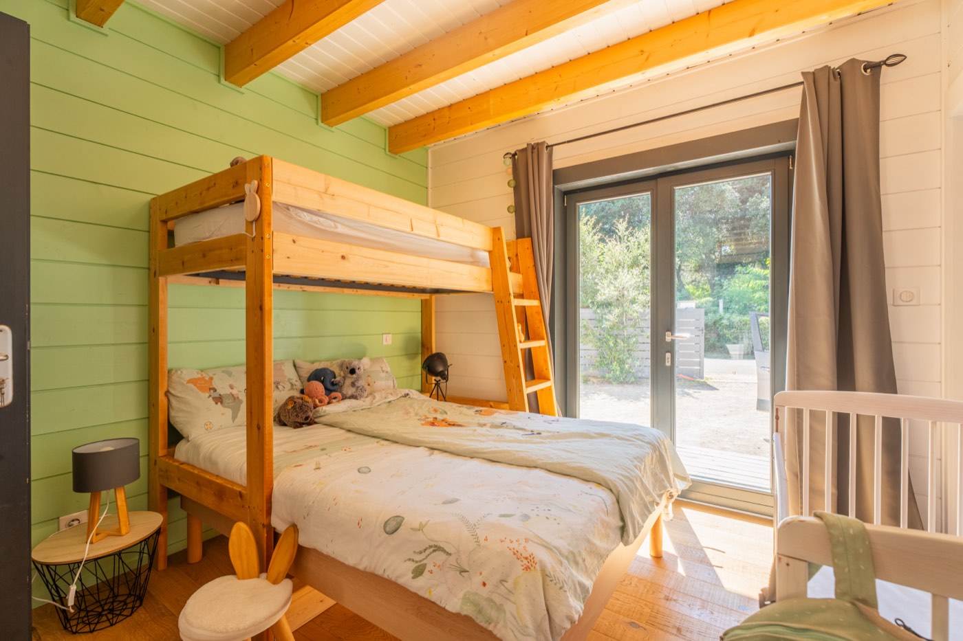 Chambre familiale du rez-de-chaussée avec lit double 140 cm et lits superposés 90 cm sur mur vert d'eau